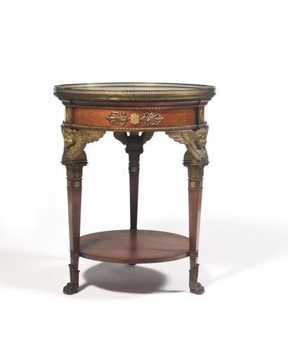 A round table in mahogany and mahogany veneer,...