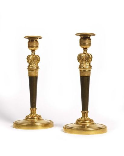 null Pair of candlesticks in gilded and patinated bronze, the chiselled square candleholder...