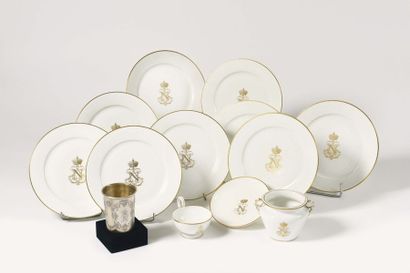 null SERVICE OF THE EMPEROR NAPOLEON III TO THE TUILERIES 10 flat plates in white...