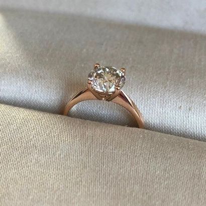 null SOLITAIRE RING 

in 750 thousandths pink gold with a modern brilliant-cut diamond...