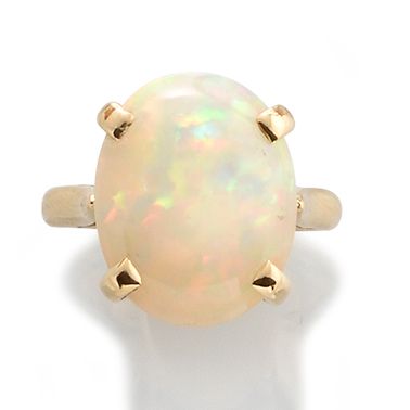 null BAGUE 

en or jaune 750 millièmes présentant une opale en cabochon d'environ...