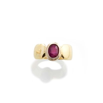 null RING 

in 750 thousandths yellow gold and an oval ruby of about 1 carat. 

Gross...