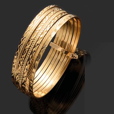null BRACELET 

in 750 thousandths yellow gold composed of seven rushes, each engraved...