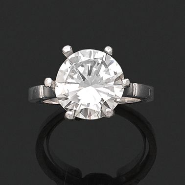 null SOLITAIRE RING 

in platinum with a modern brilliant-cut diamond certified by...