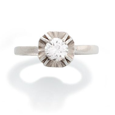null SOLITAIRE RING 

in 750-thousandths white gold with a modern brilliant-cut diamond...