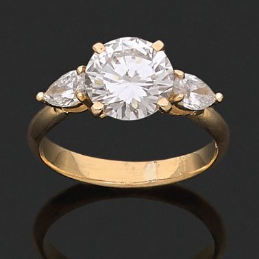 null RING 
 
in 750 thousandths yellow gold with two pear-cut diamonds of about 0.15...