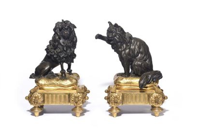 null PAIRE DE CHENETS
en bronze doré et bronze patiné représentant un chien et un...