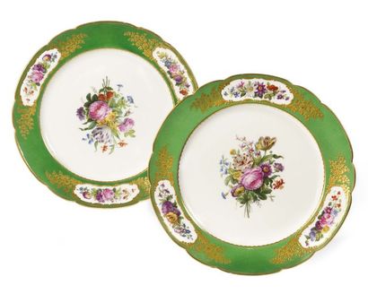 null PARIS Two porcelain plates with polychrome decoration in the centre of a bouquet...