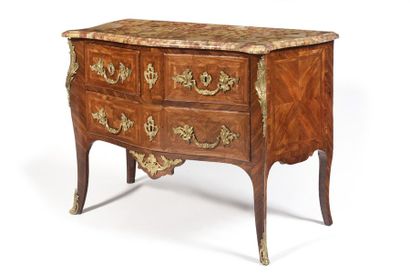 null COMMODE IN VIOLETTE WOOD, the moving facade opening with three drawers on two...