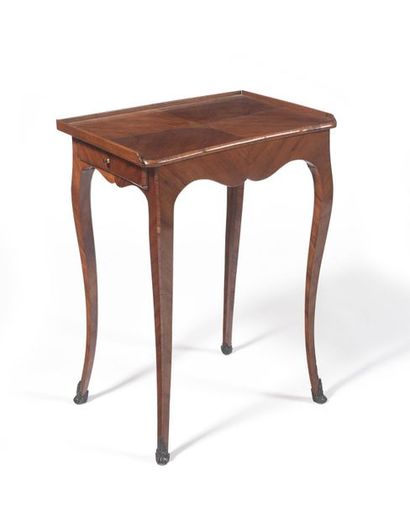 null A small LIVING TABLE in rosewood veneer and stained wood, the top inlaid with...