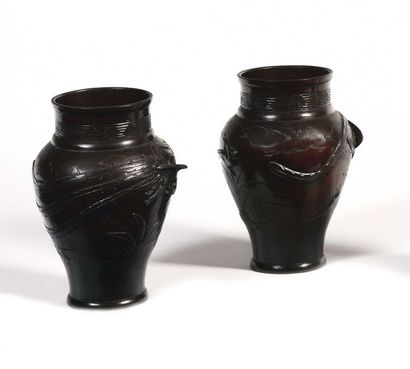 null JAPON Paire de vases de forme balustre en bronze à patine brune décoré en léger...