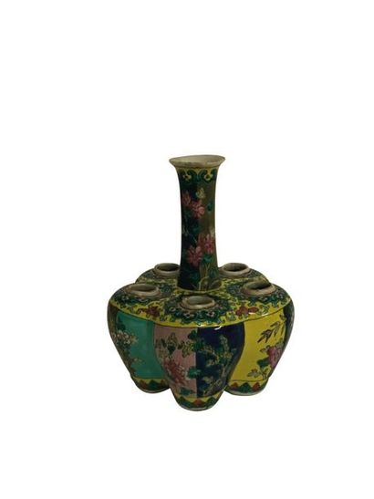 null CHINE Vase tulipière en porcelaine polychrome. Deuxième moitié XIXe siècle Haut...