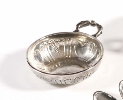 null TASTE VIN in plain silver, the handle snakes faced, engraved with gadroons,...