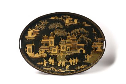 null GRAND PLATEAU de forme ovale en tôle à fond noir et décor doré de pagodes animées...