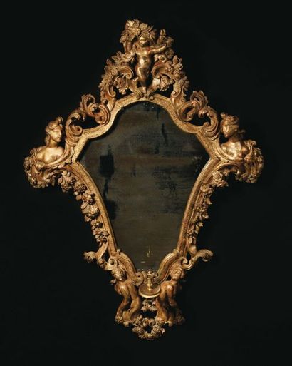 null PAIR OF IMPOSANT MIRRORS of an animated form in gilded wood richly carved with...