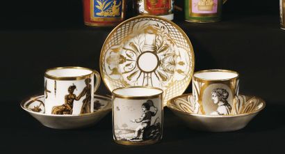 null PARIS Trois tasses litron et trois soucoupes en porcelaine à décor en grisaille...