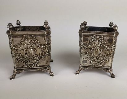 null PAIR OF TABLE GARDENERS in silver carved and repelled in a square shape decorated...