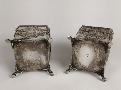 null PAIR OF TABLE GARDENERS in silver carved and repelled in a square shape decorated...