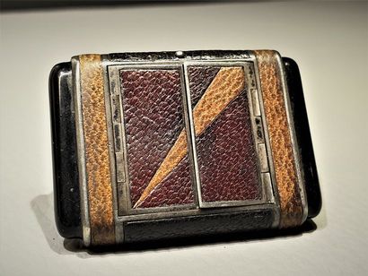 null MAISON DUNHILL ET TAVANNES. “La Captive”, vers 1920. Rare petite montre de poche...