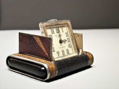 null MAISON DUNHILL ET TAVANNES. “La Captive”, vers 1920. Rare petite montre de poche...