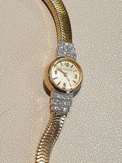  JAEGER LECOULTRE vers 1940 Charmante petite montre de dame en or jaune 18k et diamants....