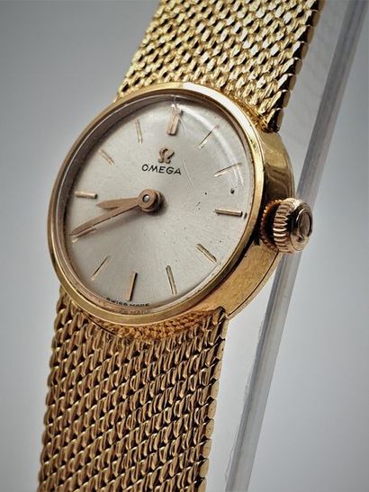 null OMEGA vers 1960 Elégante montre de dame en or jaune 18k. Boitier rond, lunette...