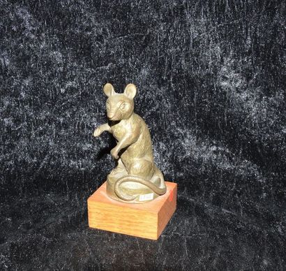 null Souris

Mascotte en bronze argenté, circa 1925. Montée sur socle en bois. H:...