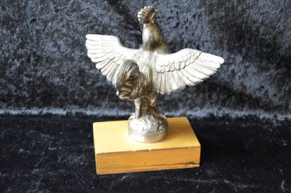 null Le Coq

Mascotte en bronze argenté. Montée sur socle en bois. H: 15 cm.