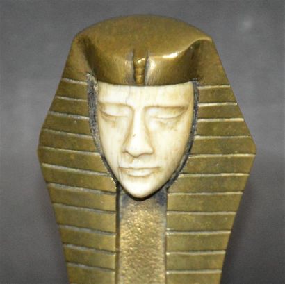null B. SERTORIO

 Sphinx

Mascotte signée B.Sertorio, corps bronze et visage réalisée...