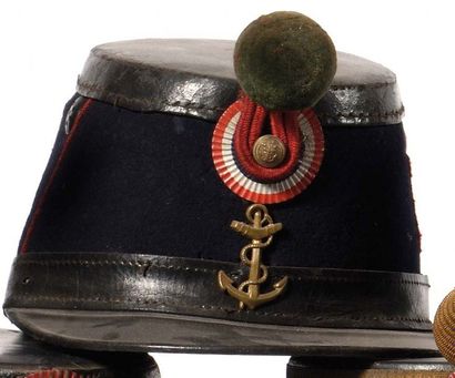 null Shako type 1874 d’infanterie de marine. Fut recouvert de draps bleu à soutache...