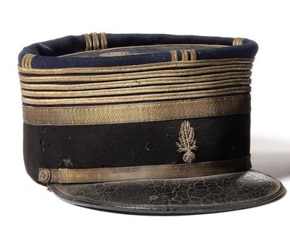 null Ensemble comprenant: a) Képi de colonel de gendarmerie. Vers 1900-1910. b) Bicorne...