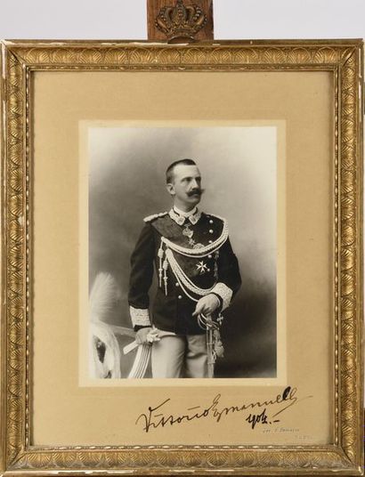 null « Le roi d’Italie Victor Emmanuel III en grand uniforme, portant ses décorations...