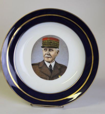 null Assiette en porcelaine de limoge au portrait du maréchal Pétain. Aile bleu à...