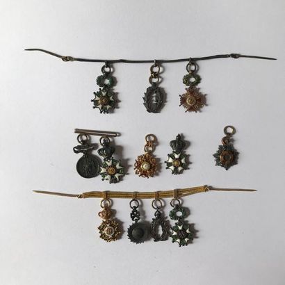 null Ensemble comprenant: - Chainette en or de quatre miniatures comprenant Légion...