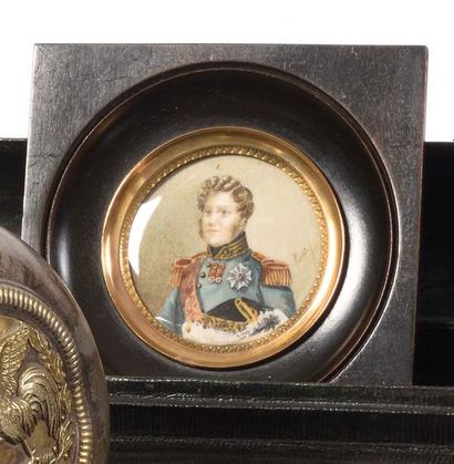 null « Le Roi Louis Philippe, en buste » Miniature ronde, bordée de laiton. Sous...