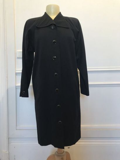 null YVES SAINT LAURENT VARIATION Manteau long noir simple boutonnage, poches latérales...