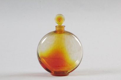 null RENE LALIQUE (1860-1945) WORTH « Vers le Jour » Flacon en verre teinté soufflé-moulé,...