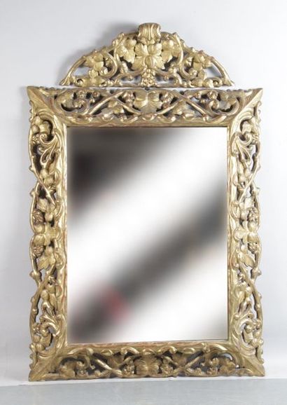 null Grand MIROIR à fronton en bois doré, sculpté et ajouré à décor de pans de vignes,...