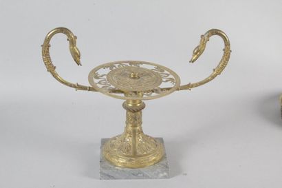 null MONTURE DE COUPE en bronze doré de style Empire d’époque Napoléon III à anses...