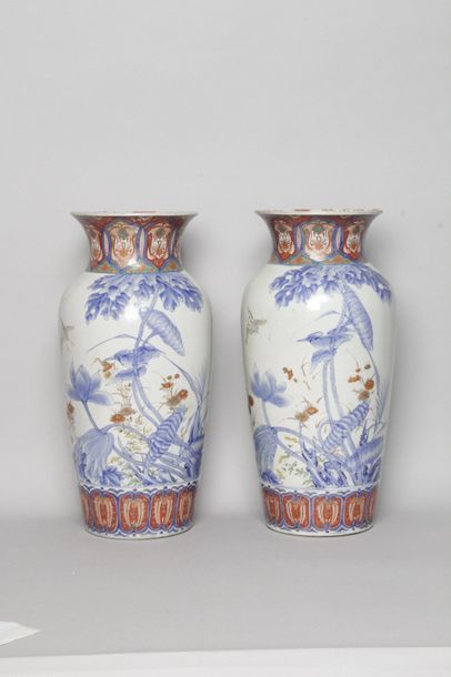 null JAPON, fin XIXe siècle PAIRE DE VASES en porcelaine Imari polychrome et dorée...