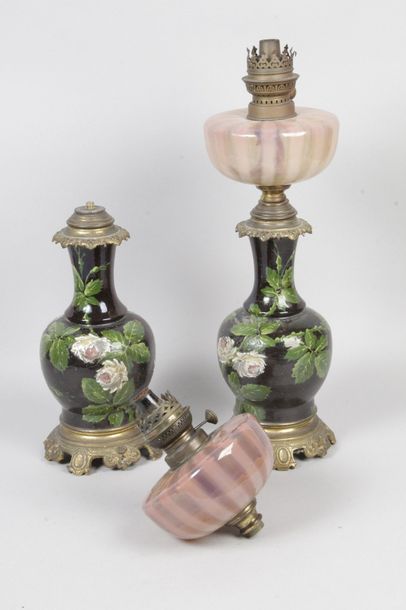 null HAVILAND, atelier d’Auteuil ?, XIXe siècle PAIRE DE LAMPES À PÉTROLE en céramique...