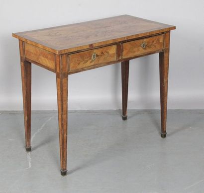 null PETTE TABLE À ÉCRIRE d’époque Louis XVI en placage de bois de rose et amarante....