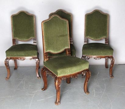 null SUITE DE QUATRE CHAISES ANGLAISES en noyer de style George II mouluré et sculpté...