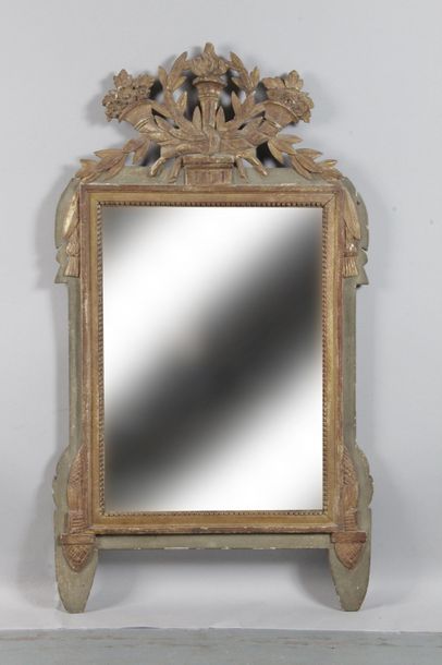 null MIROIR À FRONTON d’époque fin XVIIIe siècle – début XIXe siècle en bois sculpté...