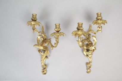 null PAIRE D’APPLIQUES de style rocaille en bronze doré à deux lumières. Haut. :...