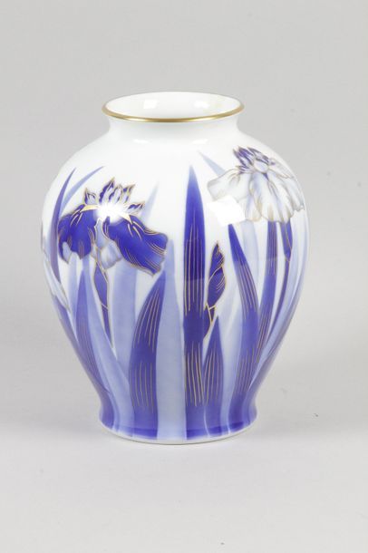 null JAPON, FUKAGAWA, XXe siècle VASE à décor d’iris en porcelaine bleu blanc rehaussé...