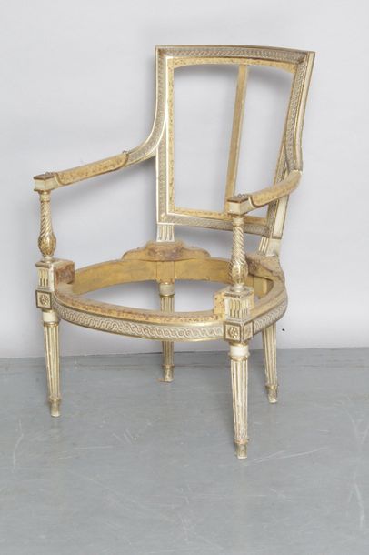 null BOIS DE SALON de style Louis XVI en bois laqué et doré et richement sculpté...