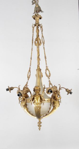 null Lustre de style Louis XVI en bronze doré et verre polis figurant trois putti...