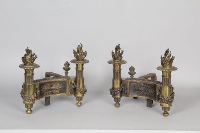 null Paire de chenets de style Louis XVI en bronze doré à décor de pot à feux et...