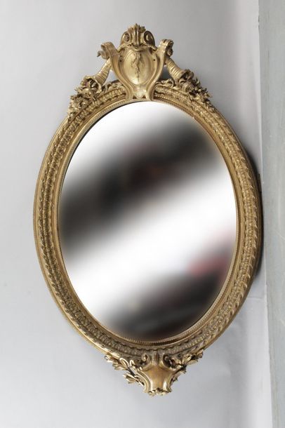 null Grand miroir ovale d'époque Napoléon III en bois et stuc dorés à décor en fronton...